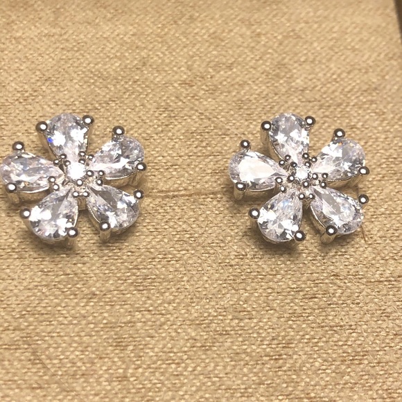 NWOT Flower design jewelry grade CZ set in silver. - Picture 1 of 3